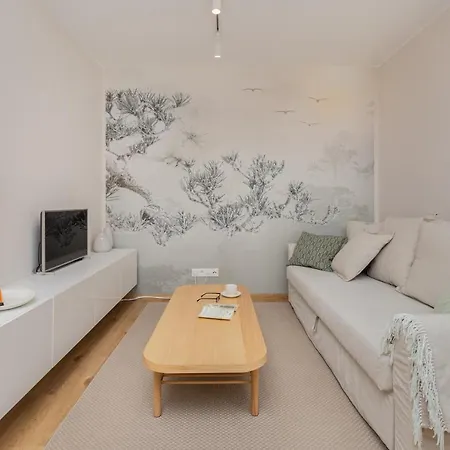 Апартаменты Bright & Stylish With Balcony 1,5 Km To Main By Renters