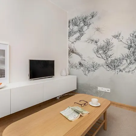 Bright & Stylish With Balcony 1,5 Km To Main By Renters *